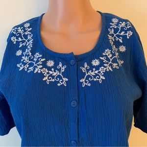 DENIM &CO! Blue 1/2 sleeves shirt w/white thread work around neckline.Bu…